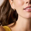 Ellis örhängen i guldfärgad mässing med blandade former Ellis örhängen i guldfärgad mässing med blandade former