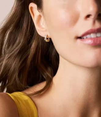 Ellis örhängen i guldfärgad mässing med blandade former
