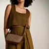 Jolie liten crossbody-väska i läder Jolie liten crossbody-väska i läder