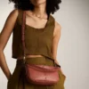 Jolie liten crossbody-väska i läder Jolie liten crossbody-väska i läder