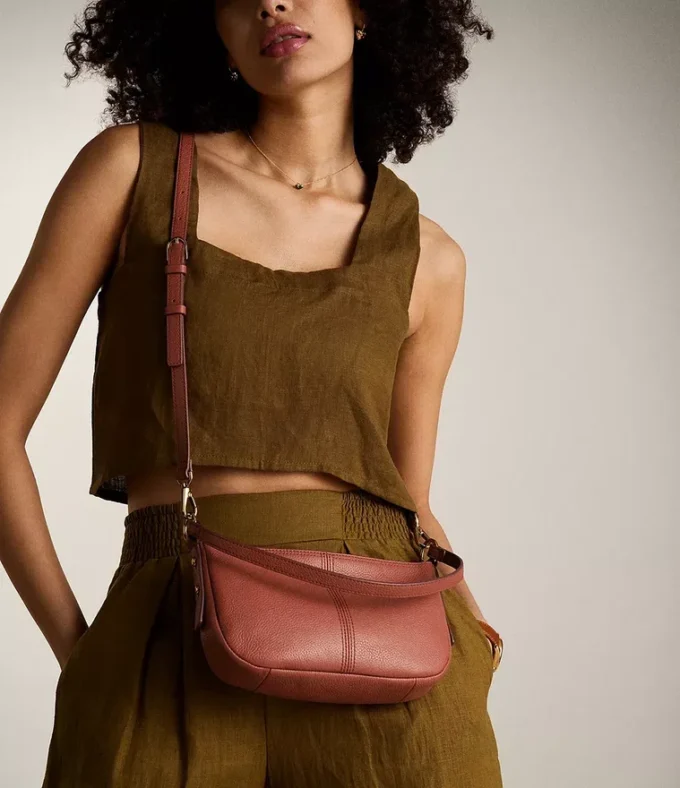 Jolie liten crossbody-väska i läder Jolie liten crossbody-väska i läder