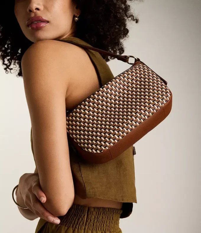 Jolie liten crossbody-väska i läder Jolie liten crossbody-väska i läder