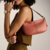 Jolie liten crossbody-väska i läder Jolie liten crossbody-väska i läder