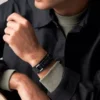 Machine Robust armband i rostfritt stål och svart vadderat läder