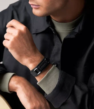 Machine Robust armband i rostfritt stål och svart vadderat läder Machine Robust armband i rostfritt stål och svart vadderat läder