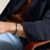 Maskinräfflad textur Läder och rostfritt stål Station armband
