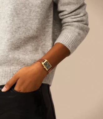 Raquel trevisare med datum, medelbrunt läderarmband