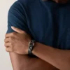 Robust armband i rostfritt stål och svart läderrem