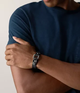 Robust armband i rostfritt stål och svart läderrem Robust armband i rostfritt stål och svart läderrem
