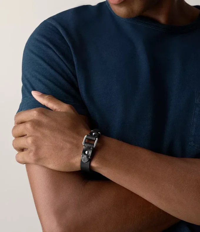 Robust armband i rostfritt stål och svart läderrem